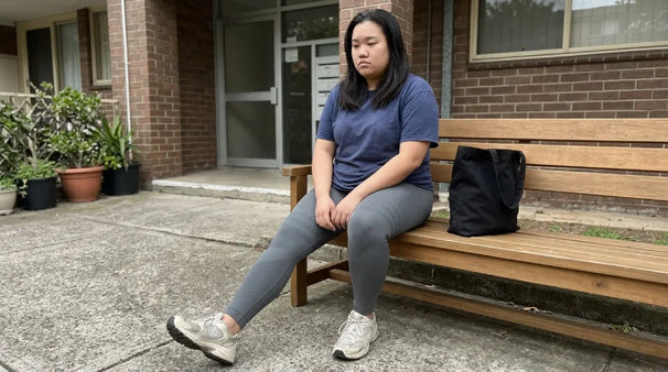 Assise sur un banc dehors au milieu de l'après-midi
