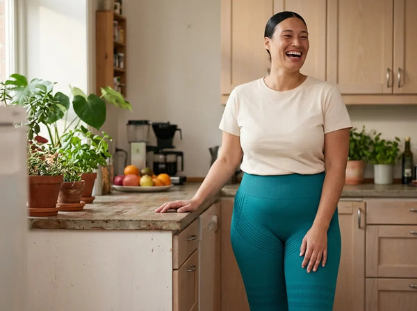 Une femme chez elle dans son legging 3D de compression Leonie & Co